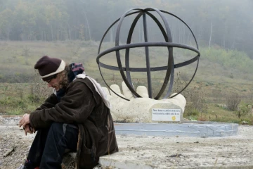 Sculpture d'une main tenant un globe de métal de 2 m de haut le 25 octobre 2015 à Lisle-sur-Tarn 