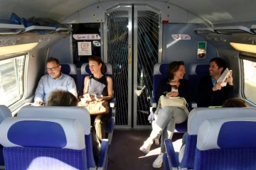 Premiers passagers du TGV Paris-Bordeaux le 2 juillet 2017 à leur arrivée à la gare de Bordeaux Saint-Jean