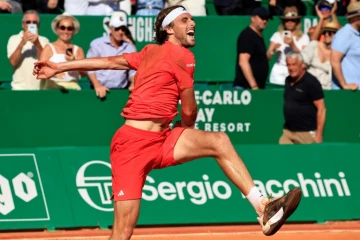 Le joueur de tennis grec Stefanos Tsitsipas fête sa victoire lors de l'Open de tennis de Monte-Carlo ATP contre le Norvégien Casper Ruud sur le court Rainier III à Monte-Carlo le 14 avril 2024.