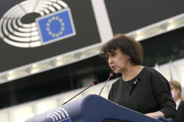 Chacune de vos pauses-café "coûte une vie",lance l'écrivaine ukrainienne Oksana Zaboujko devant le Parlement européen à Strasbourg, le 8 mars 2022
