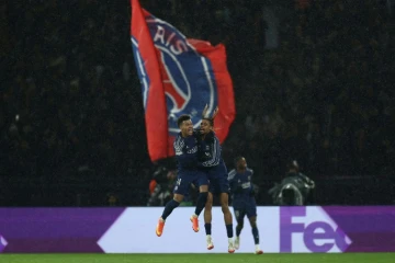 Les joueurs du Paris SG Bradley Barcola (à droite) et Desiré Doué célèbrent la victoire du club parisien face à Manchester City en Ligue des champions, à Paris le 22 janvier 2025
