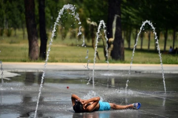Un enfant se rafraichit à Montpellier le 27 juin 2019