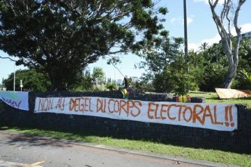 Bannière contre la réforme du corps électoral en Nouvelle-Calédonie, le 24 mai 2024 à Nouméa