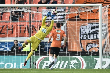 Le gardien de Lorient Benjamin Lecomte arrête un tir face à Nice en Coupe de France au Moustoir, le 8 janvier 2017 