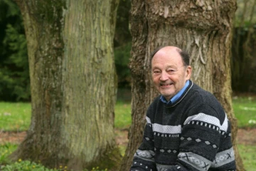 L'écrivain Michel Tournier dans le jardin de sa maison de Choisel, au sud-ouest de Paris, le 4 avril 2005