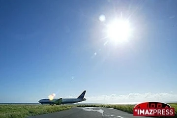 Un avion sur la piste de l'aéroport Rolland-Garros