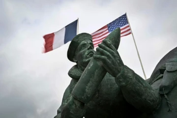 Les drapeaux des Etats-Unis et de la France au-dessus du monument d'Utah Beach, le 1er juin 2024, à Sainte-Marie-Du-Mont, dans la Manche, à l'occasion des commémorations du 80e anniversaire du Débarquement