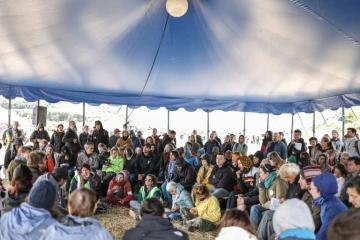 Des participants aux tables-rondes des Résistantes 2023 réunis à l'appel de plusieurs organisations écologistes, le 4 août 2023 à La Couvertoirade dans l'Aveyron 
