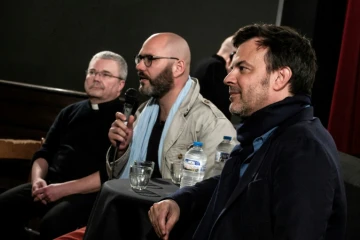 Le Père Yves Baumgarten (G), le président de l'association "La Parole Libérée", Francois Devaux (c) et le metteur en scène François Ozon (D)lors d'un débat le 6 avril 2019 à Lyon