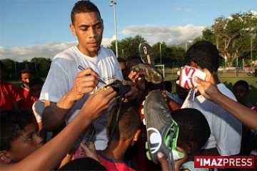 Mercredi 3 Juin 2009

Guillaume Hoarau  rencontre des jeunes footballeurs saint-paulois