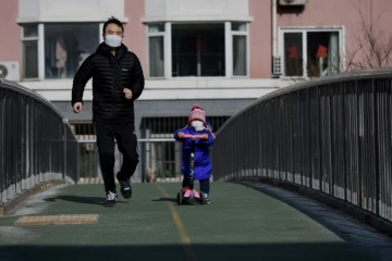 Un homme et un enfant masqués à Pékin, le 30 janvier 2020