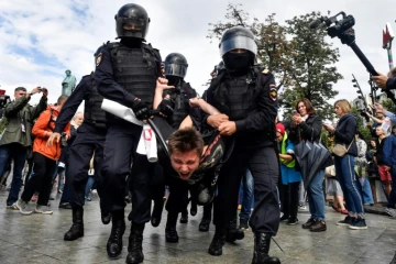 Arrestation par la police russe d'un manifestant pendant un rassemblement interdit, à Moscou le 3 août 2019