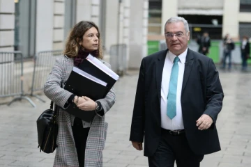 Clémence Bectarte, avocate des deux disparus syriens et le frère et oncle de ces derniers, Obeida Dabbagh, arrivent pour déposer plainte devant la justice à Paris, le 24 octobre 2016