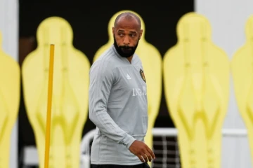 Le Français Thierry Henry, adjoint du sélectionneur espagnol de la Belgique, Roberto Martinez, lors d'un entraînement au Park Arena de Sotchi, le 16 juin 2018