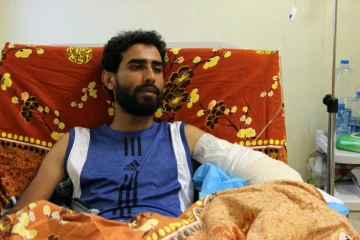 Un soldat des forces gouvernementales libyennes, blessé dans les combats à Syrte, est soigné à l'hôpital central de Misrata, le 18 août 2016
