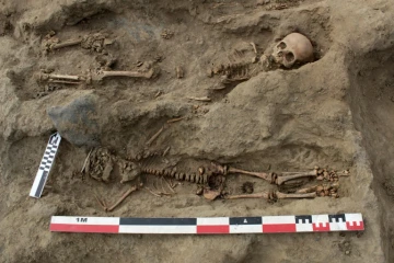 Deux squelettes d'enfants mis au jour sur le site archéologique de Pampa la Cruz, au Pérou, le 27 août 2019