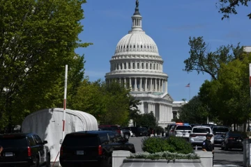 Des véhicules de police devant le Capitole, à Washington, où un homme dit avoir une bombe à bord de son véhicule, le 19 août 2021