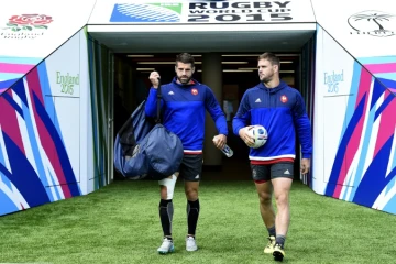 Les joueurs du XV de France Sébastien Tillous-Borde (g) et Rory Kockott arrivent à l'entraînement dans le stade de Twickenham, au sud-ouest de Londres, le 17 septembre 2015