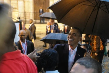 Barack Obama accueilli par des touristes et des Cubains à son arrivée le 20 mars 2016 à la cathédrale de La Havane