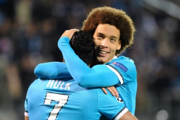 L'attaquant du Zenit Hulk félicité par son coéquipier Axel Witsel, le 20 octobre 2015 à Saint-Pétersbourg