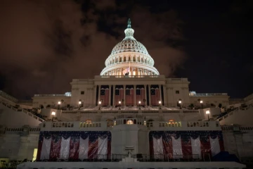 Drapeaux et pupitre sont en place au Capitole pour la cérémonie d'investiture de Joe Biden mercredi