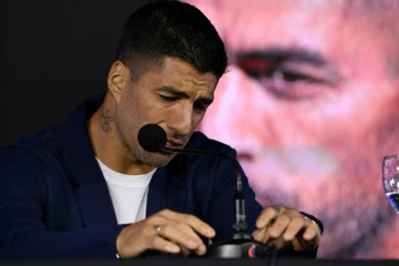 Le footballeur Luis Suarez pleure en annonçant son départ lors d'une conférence de presse au Centenario Stadium de Montevideo, le 2 septembre 2024 