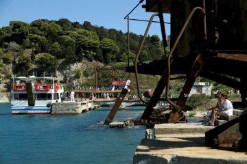 Des touristes débarquent sur l'île de Sazan, en Albanie, le 30 juillet 2024