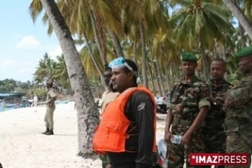 Moroni - jeudi 2 juillet 2009 -
Les secouristes plongeurs au centre de recherches installé sur la plage du Galawa