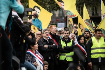 Le député Jean-Luc Mélenchon (LFI) en compagnie d'autres parlementaires, lors de la manifestation en soutien aux Kurdes de Syrie, samedi à Paris
