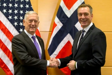 Le ministre américain de la Défense Jim Mattis (G) serre la main de son homologue norvégien Frank Bakke-Jensen, à Bruxelles, le 8 novembre 2017