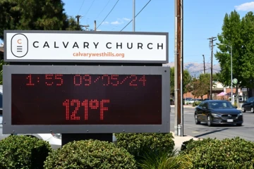 L'écran de l'église Cavalry à Woodland Hills, en Californie,  affiche une température de 121 degrés Fahrenheit (49,4 degrés Celsius) le 5 septembre 2024