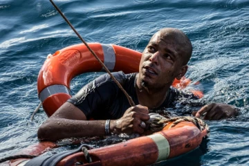 Un migrant est secouru avec des bouées et une corde après avoir plongé dans la Méditerranée au large des côtes de Malte depuis le navire de sauvetage Sea-Watch 3 battant pavillon néerlandais, afin de tenter de nager à terre,  le 4 janvier 2019