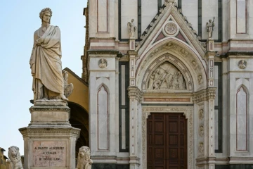 Photo prise le 23 février 2021 sur la place Santa Croce à Florence montrant une sculpture de 1865 du poète Dante Alighieri, réalisée par le sculpteur italien Enrico Pazzi.