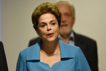 La présidente de gauche du Brésil Dilma Rousseff arrive pour donner une conférence de presse au palais Planalto (présidence) à Brasilia, le 18 avril 2016, au lendemain du vote sur sa destitution