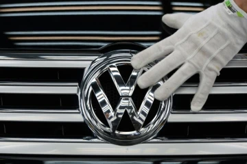 La marque Volkswagen du groupe du même nom, plombée par le scandale du diesel et le ralentissement du marché chinois, a accusé en décembre un recul de ses ventes de 8%, et de 5% sur l'année