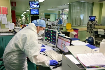 Un membre du personnel médical dans une unité Covid-19 à l'hôpital  Bolognini de Seriate, Bergame (Italie) le 12 mars 2021.