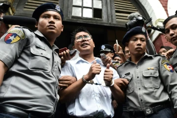 Le journaliste birman Wa Lone (c), escorté par des policiers, après sa condamnation à sept ans de prison, le 3 septembre 2018 à Rangoun