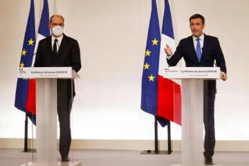 Le ministre de la Santé Olivier Véran (d) et le Premier ministre Jean Castex lors d'une conférence de presse à Paris, le 22 octobre 2020