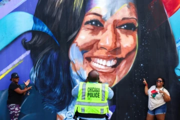 Une fresque représentant la vice-présidente Kamala Harris à Chicago, le 17 août 2024, avant la convention d'investitude démocrate
