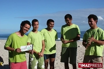 Les Vêtisverts font le tour de l'île à pied par goût de l'aventure et &quot;pour prouver que l'on peut se déplacer sans polluer&quot;