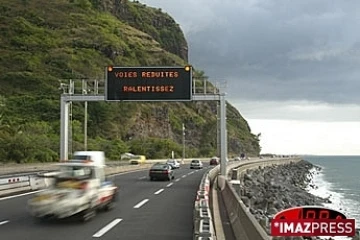 La route du Littoral relie le Nord et l'Ouest de La Réunion