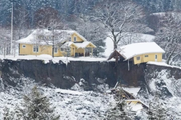 Une maison en équilibre à Ask dans la région de Gjerdrum, après un glissement de terrain, le 1er janvier 2021