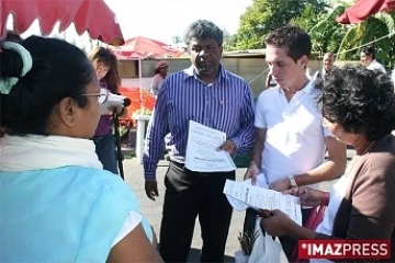 Jeudi 6 août 2009 Les membres du comité d'action populaire distribuent des tracts d'information sur le RSTA au marché de la Source (Photo d'archive)