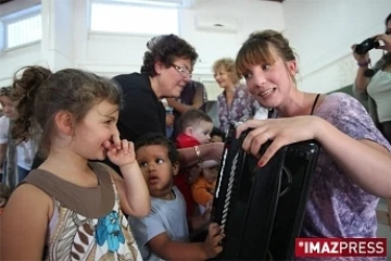 Vendredi 7 août 2009

Zaza Fournier, artiste invités au Sakifo, à la rencontre des enfants de la crèche Marmaillons à Saint-Pierre