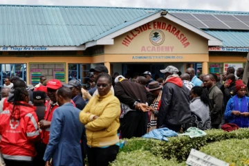 Des parents et des membres de la communauté rassemblés devant l'Académie Hillside Endarasha du comté de Nyeri, après un incendie qui a tué 17 enfants, le 6 septembre 2024 au Kenya