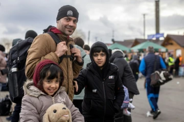 L'Afghan Ajmal Rahmani et ses enfants arrivés en Pologne à pieds à Medyka, avec d'autres réfugiés de pays différents, après avoir fui les combats en Ukraine,  le 27 février 2022