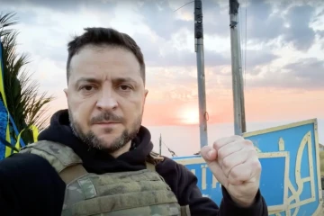 Capture d'écran d'une vidéo montrant le président ukrainien Volodymyr Zelensky sur l'île des Serpents à une date non déterminée 