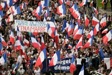 Des manifestants loyalistes à Nouméa, le 13 avril 2024