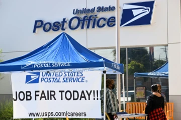 Un salon de l'emploi organisé les services postaux américains, le 18 juillet 2022 à Inglewood, en Californie