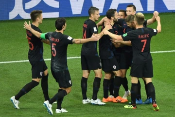 L'attaquant croate Ivan Perisic (d) congratulé par son équipe après avoir marqué face à l'Islande le 26 juin 2018 à Rostov sur le Don au Mondial